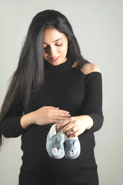 Mujer Embarazada Joven Mano Bebé Zapatos Imagen de stock
