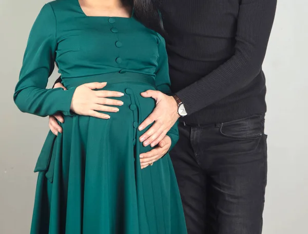 Mooie Zwangere Vrouw Haar Knappe Man Knuffelen Buik Stockfoto