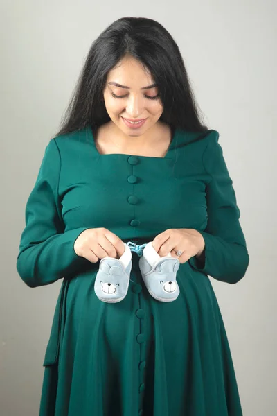 Young Pregnant Woman Hand Baby Shoes — Stock Photo, Image