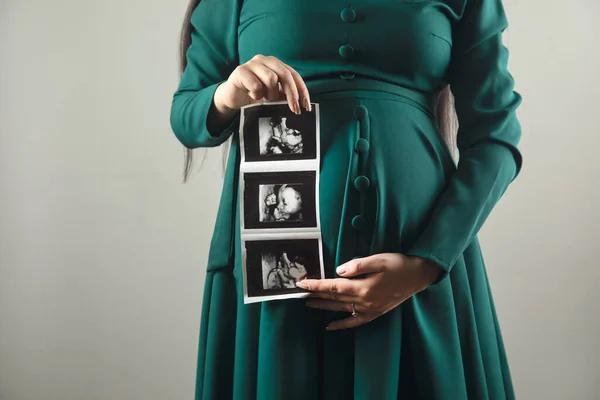 Zwangere Vrouw Hand Echografie Foto Van Baby Stockfoto