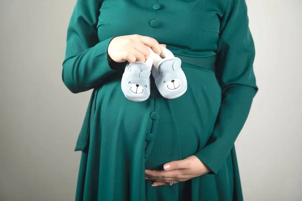 Mujer Embarazada Joven Mano Bebé Zapatos Imagen de stock