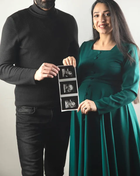 Rodiče Drží Ultrazvukový Obrázek Dítěte Royalty Free Stock Fotografie