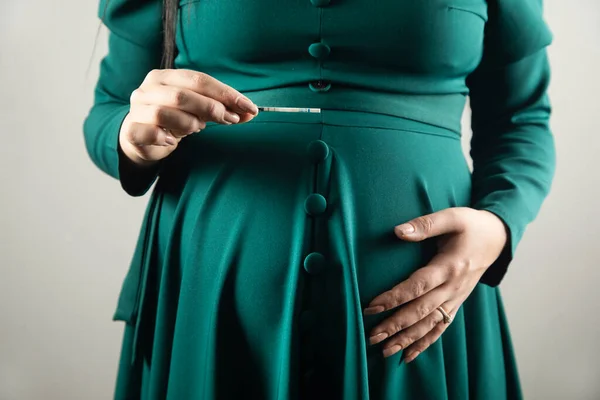 Młoda Kobieta Ciąży Ręczny Test Ciążowy — Zdjęcie stockowe