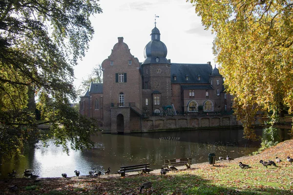 Bergerhausen Mit Castle Park — 스톡 사진