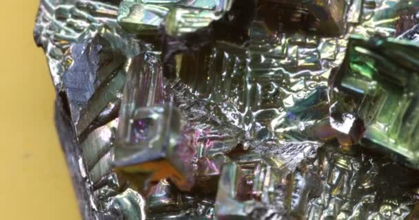 Iriserende Bismut Kristallen Close — Stockvideo