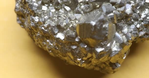 Altın Pyrite Kristalleri Yakın Planda — Stok video