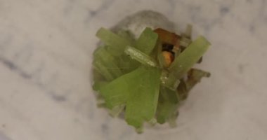 Yakın planda yeşil Pyromorphite kristalleri
