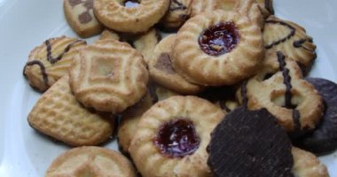 Çikolata ve reçelli renkli bisküvi karışımı.