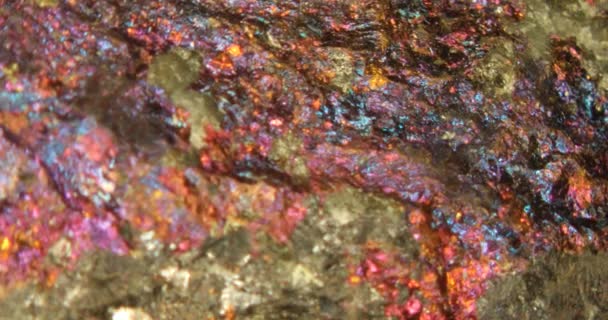 Mineral Cascalho Cobre Colorido Com Cores Iridescentes — Vídeo de Stock