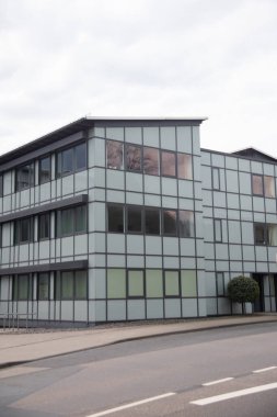 Siegen 'deki büyük ofis binası camdan.