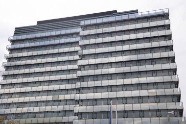 Siegen 'deki büyük ofis binası camdan.