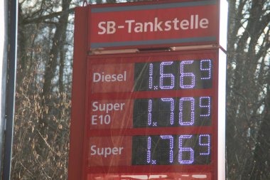 Benzin istasyonundaki elektronik fiyat çizelgesi.