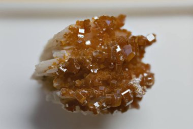 yakın plan olarak kırmızı kahverengi Vanadite mineralleri