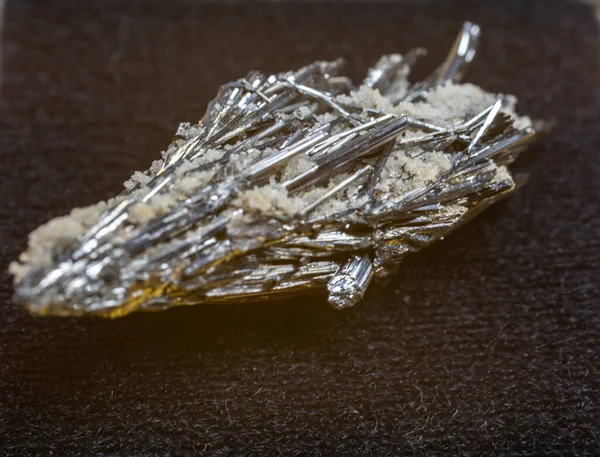 閉鎖中のアンチモン結晶 — ストック写真