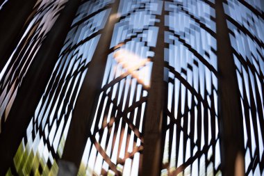 Parktaki ahşap kule uyuşturucu baskını gibi dönüyor.