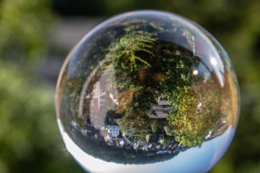 Arazi cam topun içinde baş aşağı dönmüş.