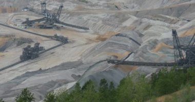 Almanya 'nın Hambach Ormanı' ndaki açık maden ocaklarında linyit madenciliği
