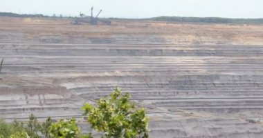 Almanya 'nın Hambach Ormanı' ndaki açık maden ocaklarında linyit madenciliği