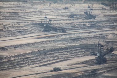 Almanya 'nın Hambach Ormanı' ndaki açık maden ocaklarında linyit madenciliği