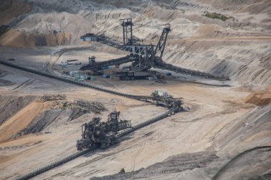 Almanya 'nın Hambach Ormanı' ndaki açık maden ocaklarında linyit madenciliği