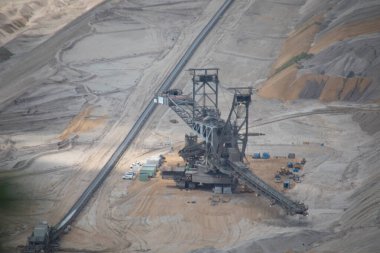 Almanya 'nın Hambach Ormanı' ndaki açık maden ocaklarında linyit madenciliği