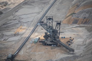 Almanya 'nın Hambach Ormanı' ndaki açık maden ocaklarında linyit madenciliği