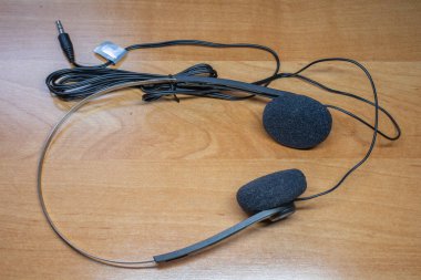 Konuşma ve müzik aktarımı için kulaklıklar