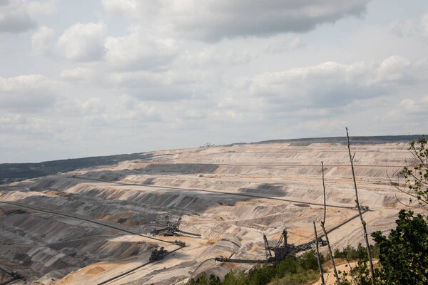 Добыча нита в шахтах в Хамбахском лесу, Германия