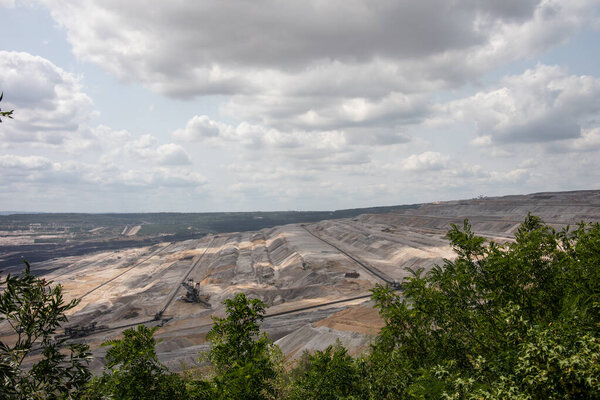 Добыча нита в шахтах в Хамбахском лесу, Германия