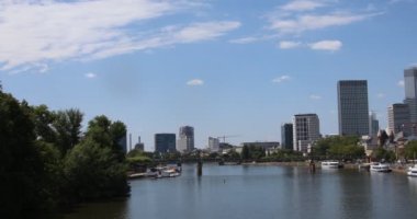 Bankacılık bölgesinin gökdelenleriyle Frankfurt gökdelenleri