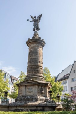 Siegburg 'daki pazar meydanında İkinci Dünya Savaşı Anıtı