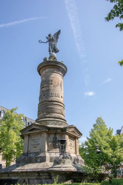 Siegburg 'daki pazar meydanında İkinci Dünya Savaşı Anıtı