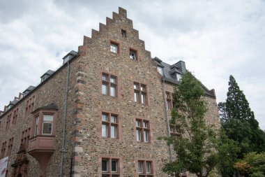 Frankfurt 'taki Roemerberg' de belediye binası, pazar meydanı ve yarım keresteli evler.