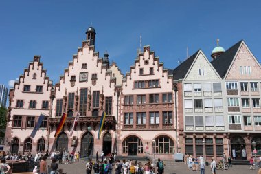 Frankfurt 'taki Roemerberg' de belediye binası, pazar meydanı ve yarım keresteli evler.