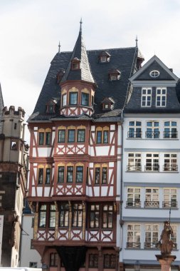 Frankfurt 'taki Roemerberg' de belediye binası, pazar meydanı ve yarım keresteli evler.