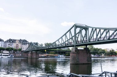 Frankfurt 'ta köprüleri, nehir kenarı ve finans bölgesi olan Skyline