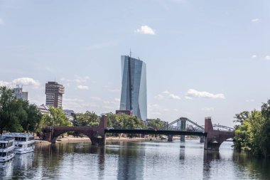 Frankfurt 'ta köprüleri, nehir kenarı ve finans bölgesi olan Skyline