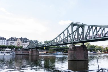 Frankfurt 'ta köprüleri, nehir kenarı ve finans bölgesi olan Skyline