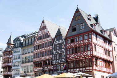 Frankfurt 'taki Roemerberg' de belediye binası, pazar meydanı ve yarım keresteli evler.