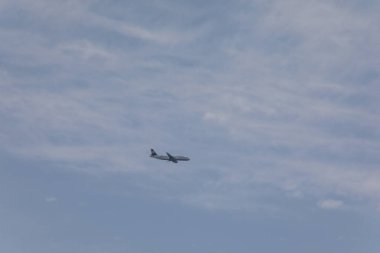 Frankfurt şehir merkezinde bir tatil uçağı.