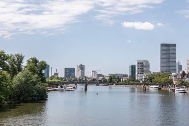 Frankfurt 'ta köprüleri, nehir kenarı ve finans bölgesi olan Skyline