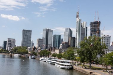 Frankfurt 'ta köprüleri, nehir kenarı ve finans bölgesi olan Skyline
