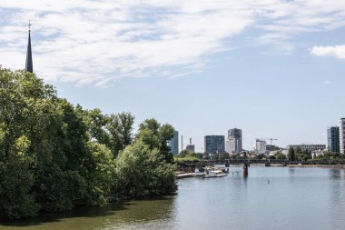 Frankfurt 'ta köprüleri, nehir kenarı ve finans bölgesi olan Skyline