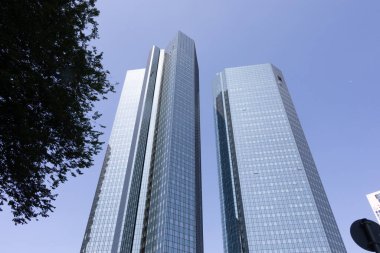 Frankfurt 'ta köprüleri, nehir kenarı ve finans bölgesi olan Skyline