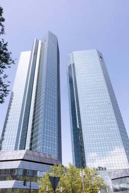 Frankfurt 'ta köprüleri, nehir kenarı ve finans bölgesi olan Skyline