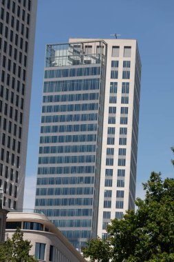 Frankfurt 'ta köprüleri, nehir kenarı ve finans bölgesi olan Skyline