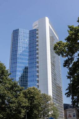 Frankfurt 'ta köprüleri, nehir kenarı ve finans bölgesi olan Skyline