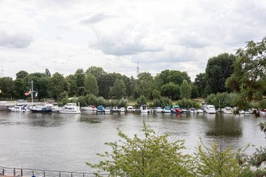 Eğlence kaptanlarının tekneleri Frankfurt 'ta demirlemiş durumda.