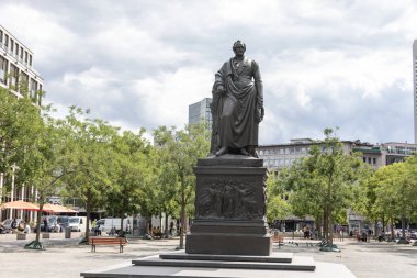 Frankfurt şehir merkezindeki pazar meydanındaki anıt.