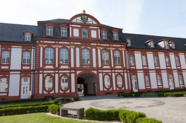 Köln yakınlarındaki Brauweiler Manastırı